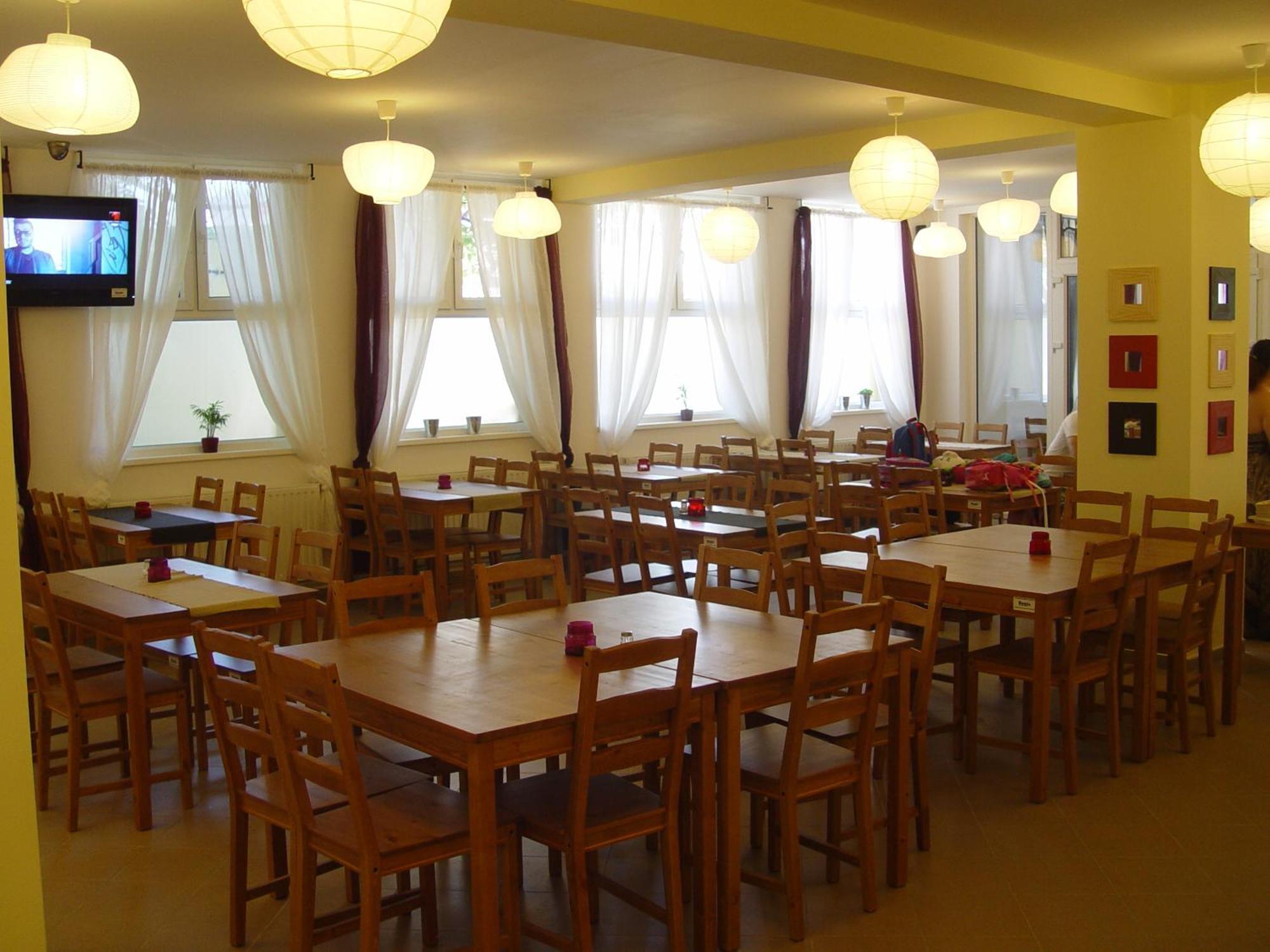 Hotel Astra Брашов Экстерьер фото